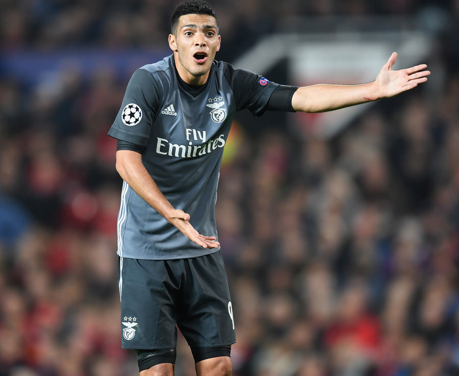 Raul Jimenez (Benfica) - Nếu cần một tiền đạo mang làn gió mới cho hàng công, cầu thủ 26 tuổi người Mexico là lựa chọn hoàn toàn phù hợp cho Everton.
