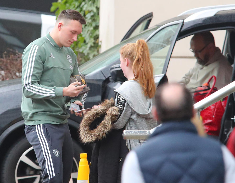 Phil Jones không ngần ngại ký tặng cho các NHM nhiệt tình.