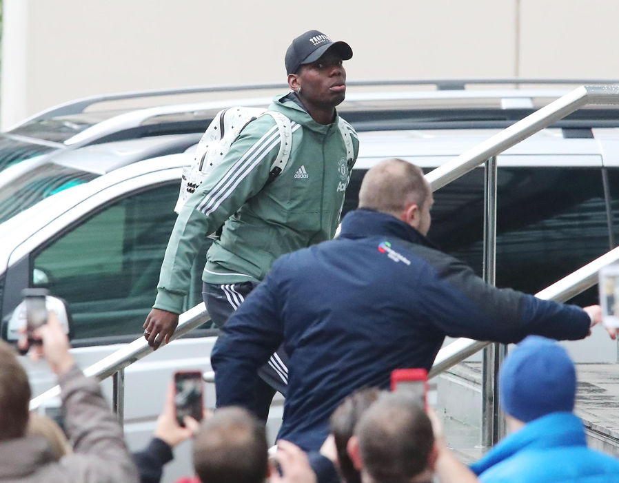 Paul Pogba vội bước vào khách sạn với sự chỉ dẫn của nhân viên an ninh.