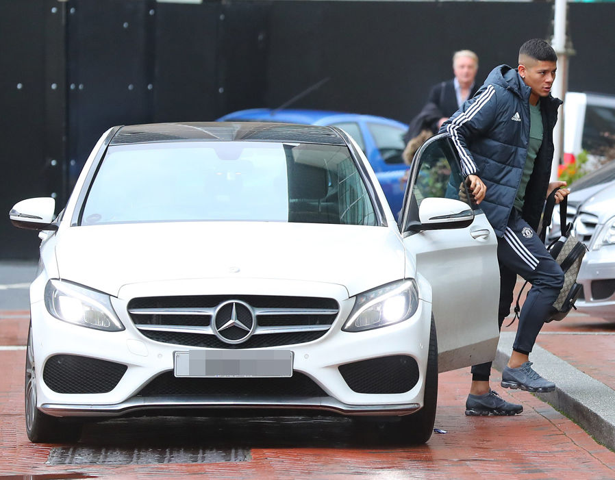 Marcos Rojo xuất hiện với chiếc xe sang của mình.