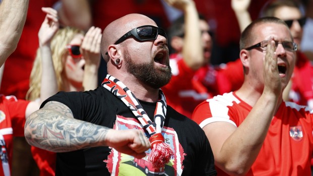 Ảnh bài viết Những cổ động viên 'hổ báo' nhất ở các khán đài EURO 2016