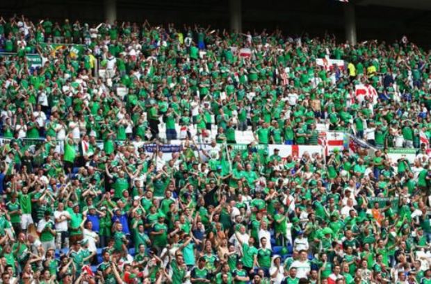 Ảnh bài viết Một cổ động viên qua đời trong thắng lợi lịch sử của Bắc Ireland