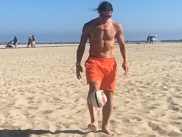 Không xăm mình, Zlatan Ibrahimovic vẫn tỏ ra đầy mạnh mẽ.