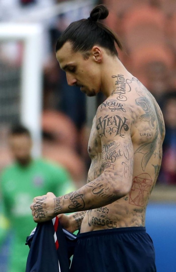 Cơ thể chằng chịt hình xăm của Ibra khi còn ở PSG.