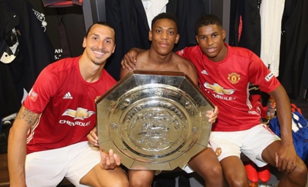Ảnh bài viết Martial hào hứng nâng đĩa bạc Community Shield cùng Ibra