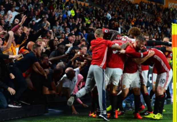 Ảnh bài viết Fan Man United gãy chân sau màn ăn mừng với Rashford