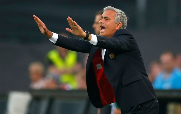 Mourinho đang gặp khó ở M.U. Ảnh: Internet.