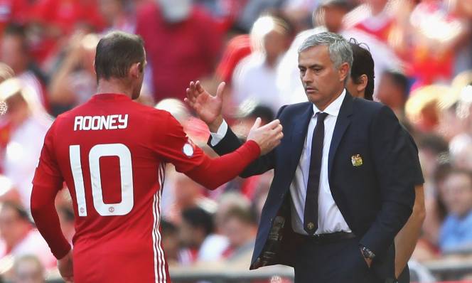 Mourinho bất lưc trước các học trò. Ảnh: Internet.