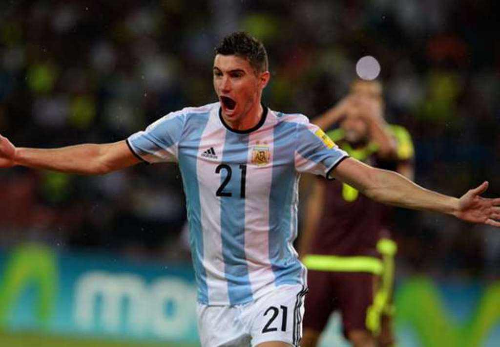 Lucas Alario đang được nhiều ông lớn theo đuổi. Ảnh: Goal.