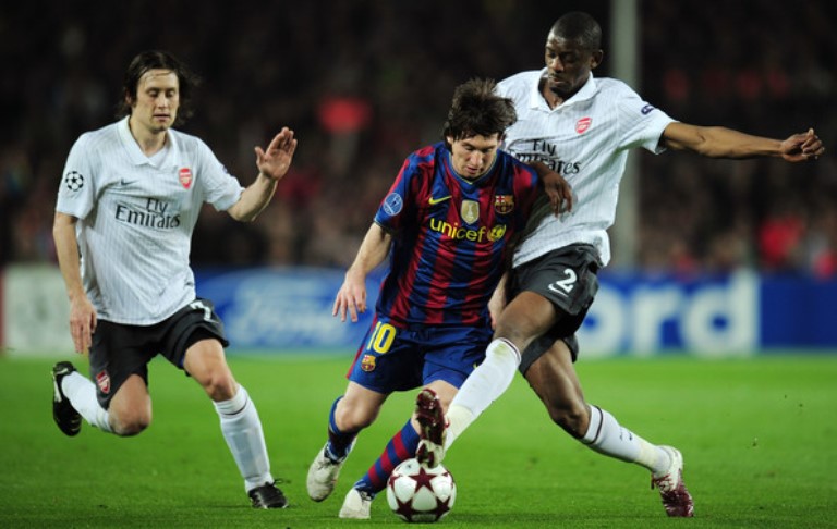 Arsenal (áo trắng) không hề có duyên với Champions League. Ảnh: UEFA.