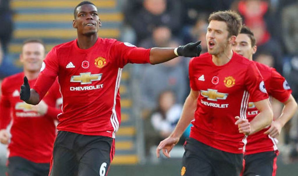 Pogba và Carrick đều 'chết' vì pressing.