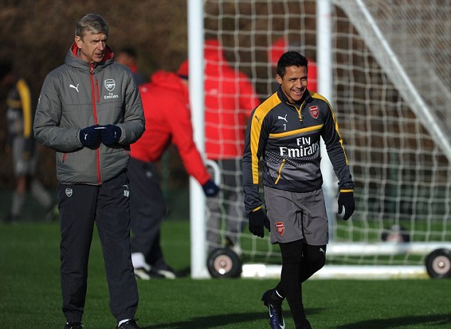 Trong buổi tập mới nhất, Sanchez cũng được HLV Wenger quan tâm đặc biệt.