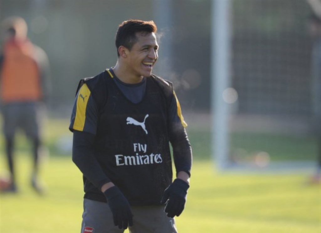 Nụ cười cũng nở trên môi Sanchez.