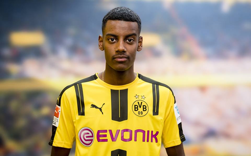 'Ibra mới' Alexander Isak rạng ngời trong áo đấu Dortmund - Bóng Đá