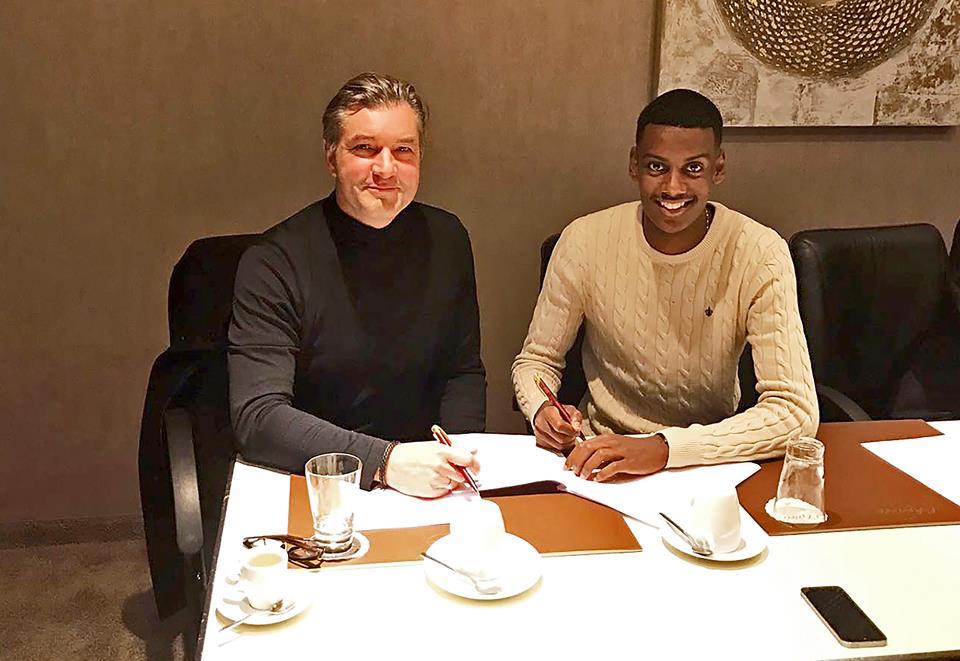 'Ibra mới' Alexander Isak rạng ngời trong áo đấu Dortmund - Bóng Đá