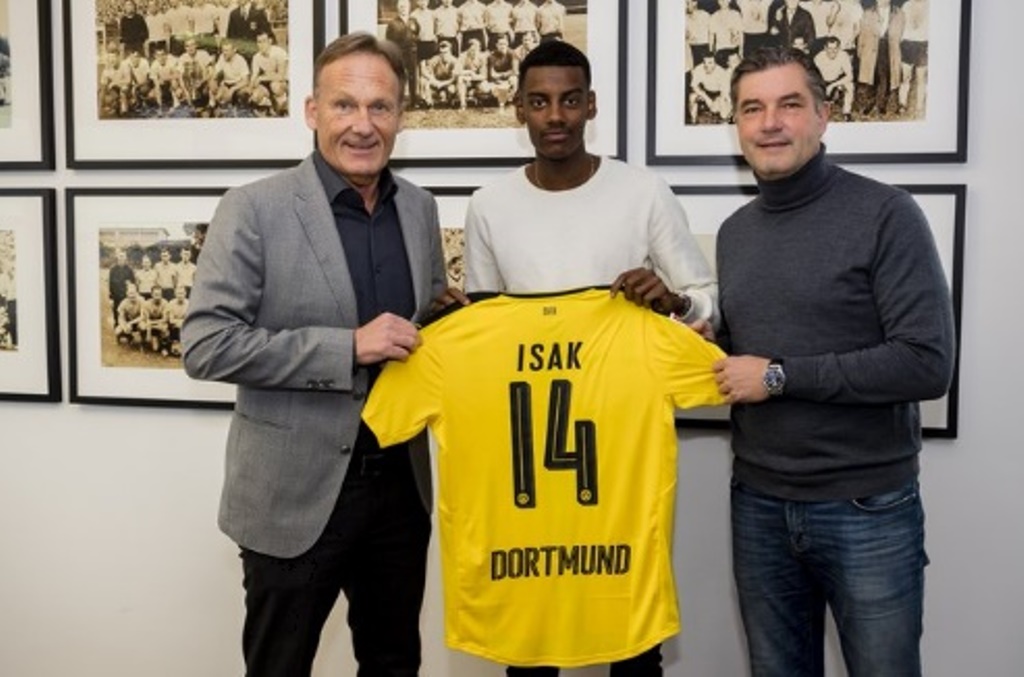 'Ibra mới' Alexander Isak rạng ngời trong áo đấu Dortmund - Bóng Đá