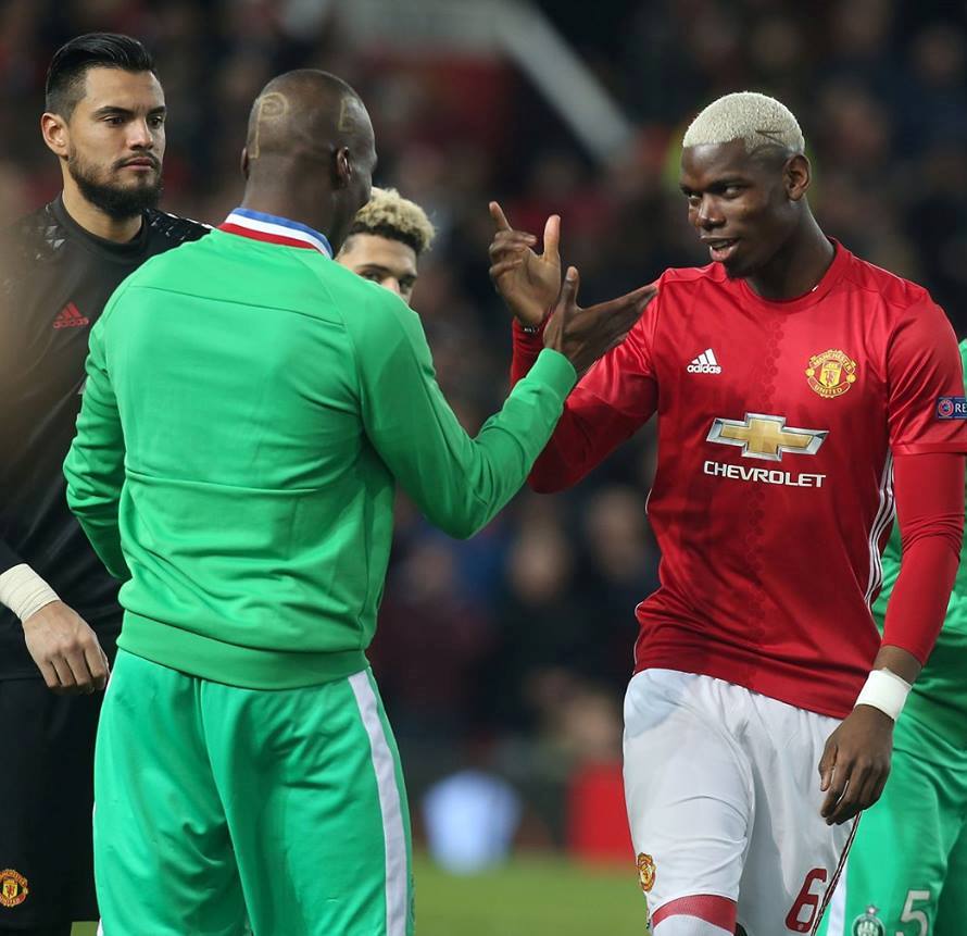 Anh em nhà Pogba tỏ ra rất thân mật.
