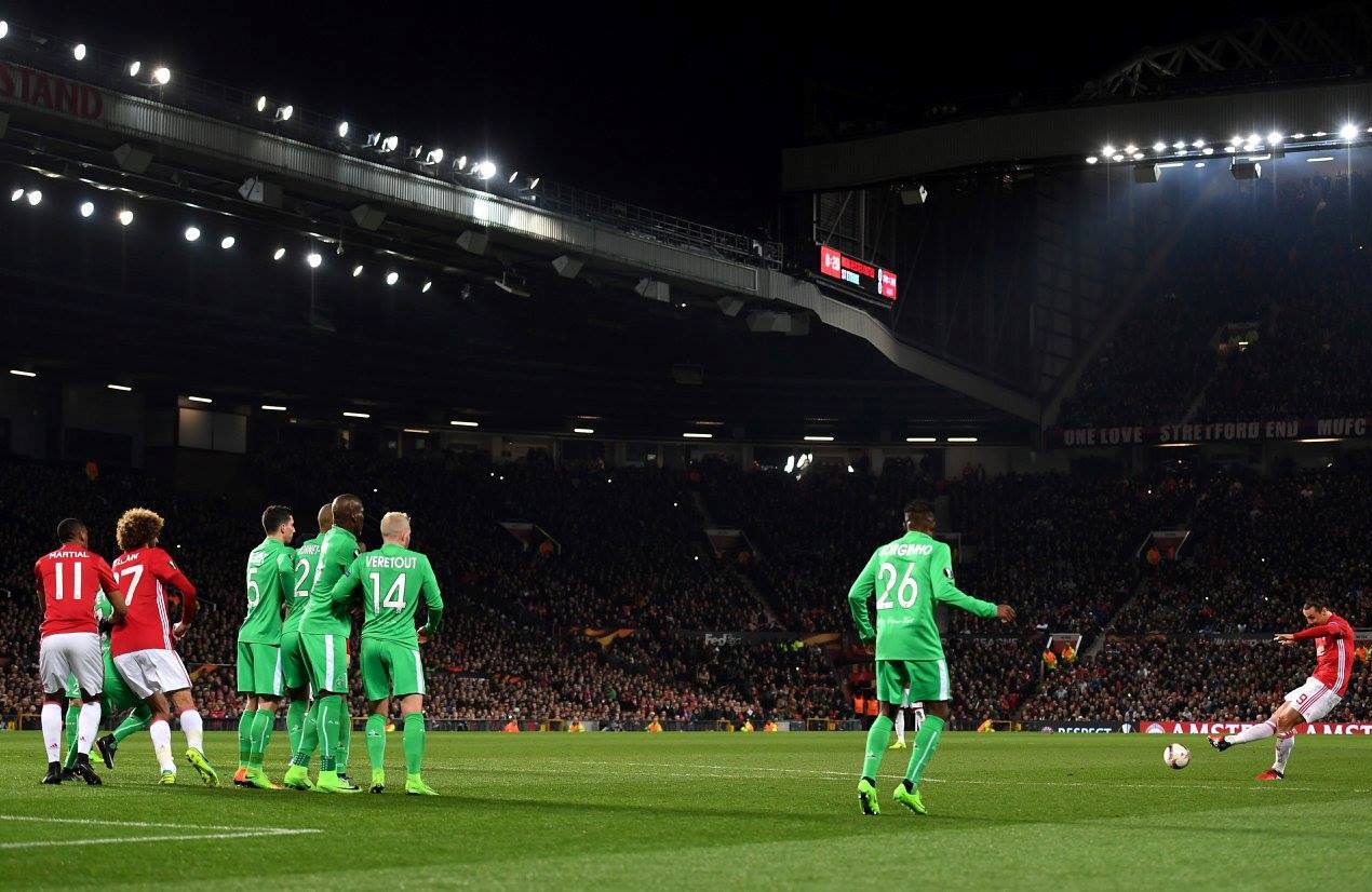 Ibrahimovic ghi bàn mở tỉ số cho Quỷ đỏ.