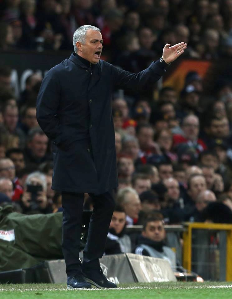 HLV Mourinho không hài lòng với các học trò trong hiệp 1.