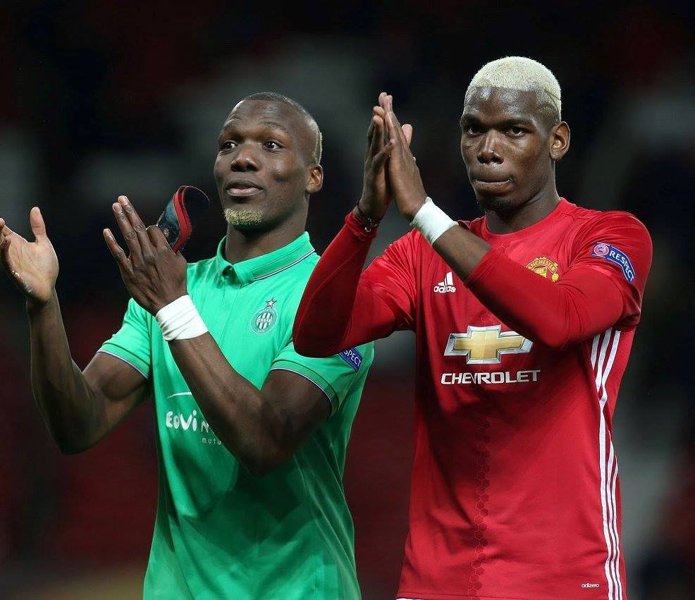 Anh em nhà Pogba chào khán giả sau trận đấu.