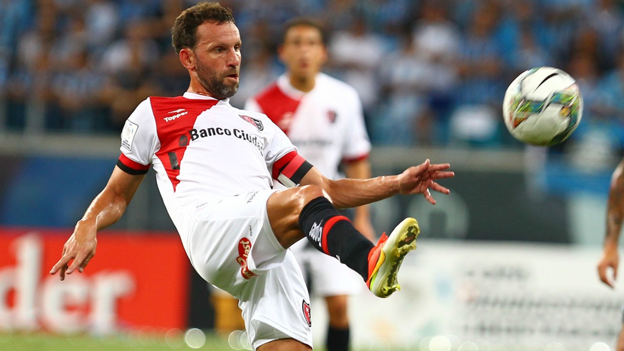 7. Tiền vệ: Lucas Bernardi – 39 tuổi - là HLV của Newell’s Old Boys