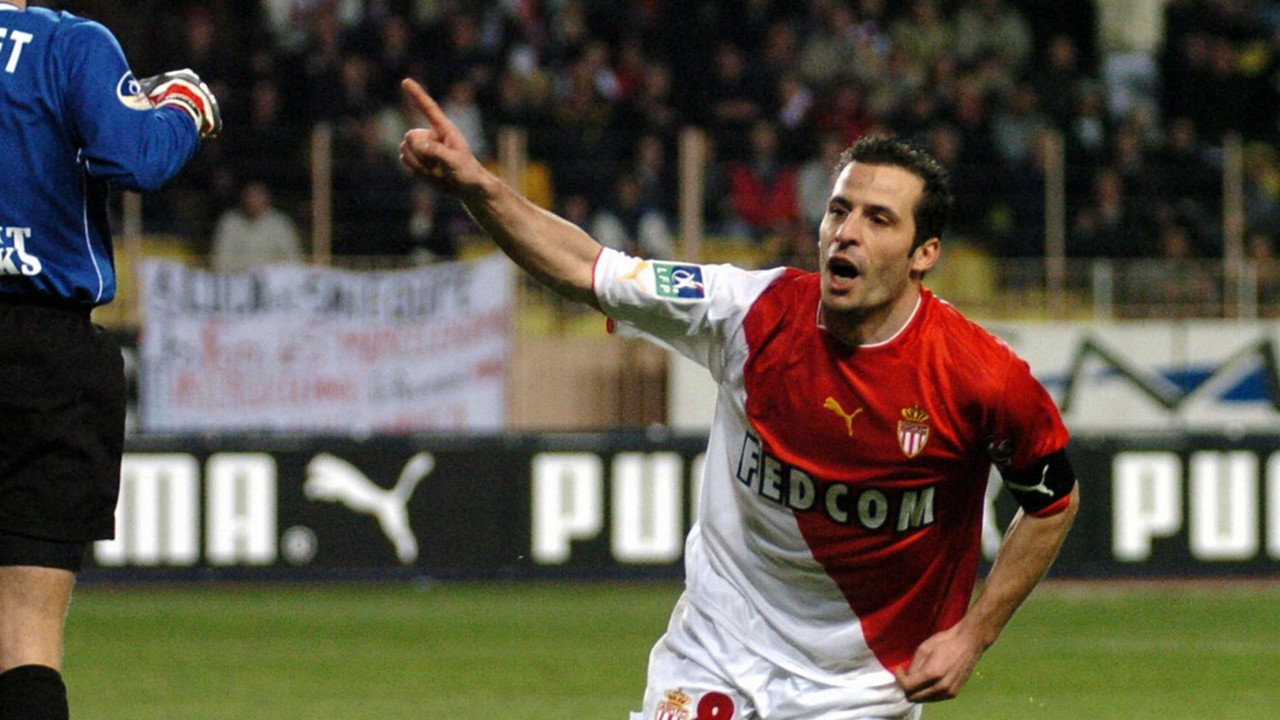 9. Tiền đạo cánh phải: Ludovic Giuly (đội trưởng) - 40 tuổi - đang thi đấu cho Chasseley