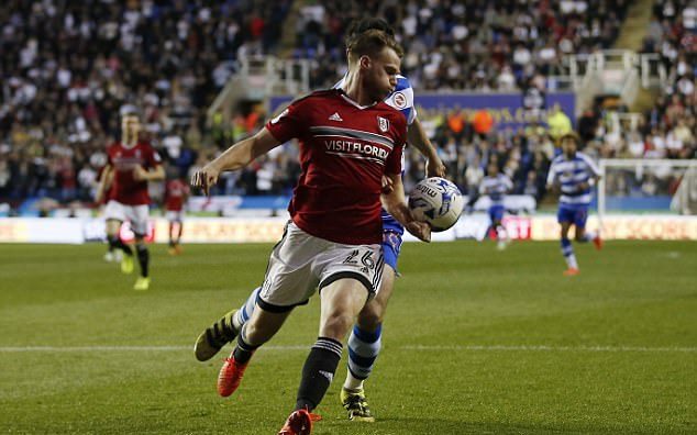 Pha để bóng chạm tay dẫn đến penalty của Kalas.