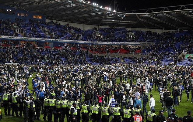 CĐV Fulham tràn xuống sân.