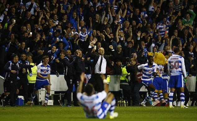 HLV Stam ăn mừng ngoài đường pitch.