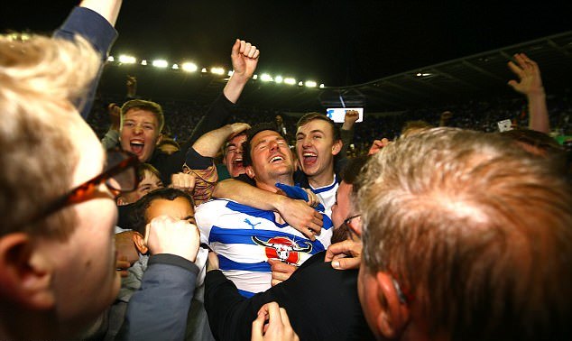 CĐV Reading vỡ òa vì hạnh phúc.