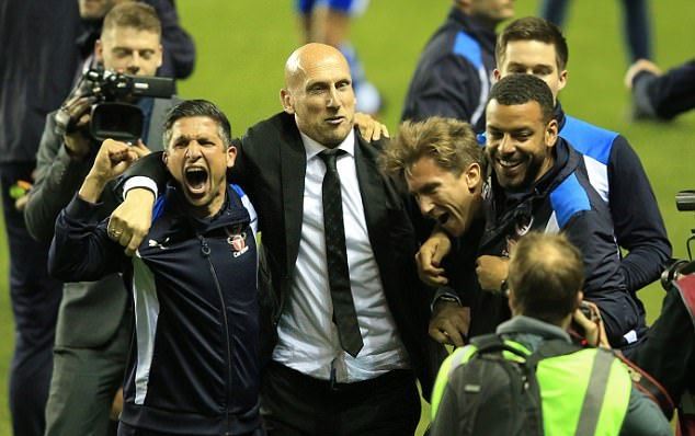 Reading vào chung kết Play-off Championship, CĐV tràn ngập sân 'bao vây' thầy trò Jaap Stam - Bóng Đá