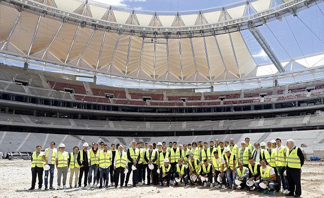 Toàn đội Atletico đến thăm sân Wanda Metropolitano.