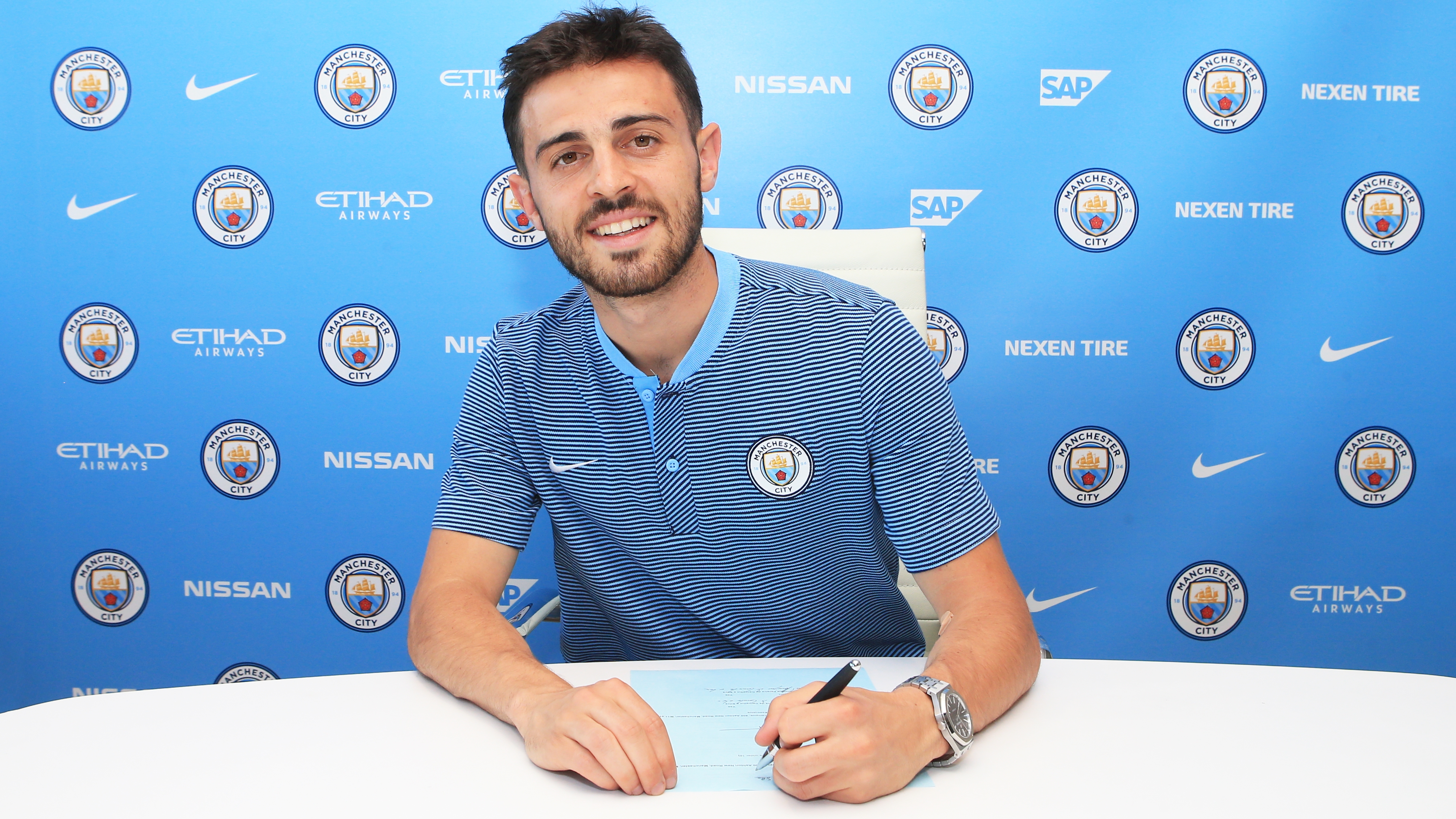 Bernardo Silva tươi tắn khoe áo tại Man City - Bóng Đá