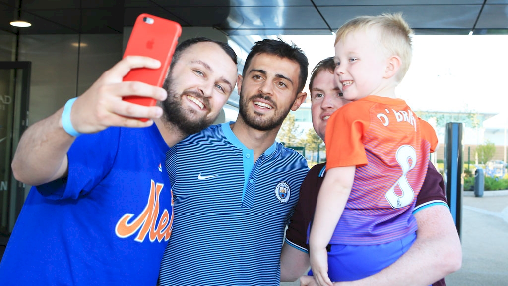 Bernardo Silva tươi tắn khoe áo tại Man City - Bóng Đá