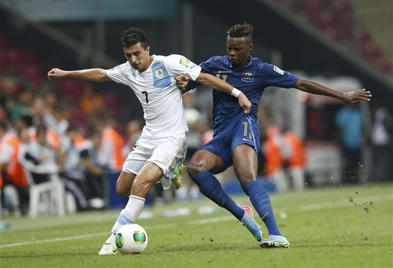 Tiền vệ cánh phải: Jean-Christophe Bahebeck (Pescara, mượn từ PSG)