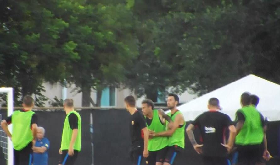 Đồng đội can ngăn Neymar.