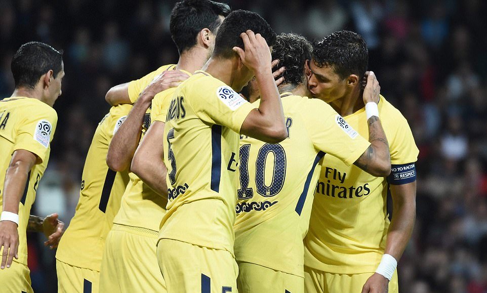 Cuối cùng, đến phút 85, Neymar cũng có được bàn thắng. Anh được các đồng đội chúc mừng.
