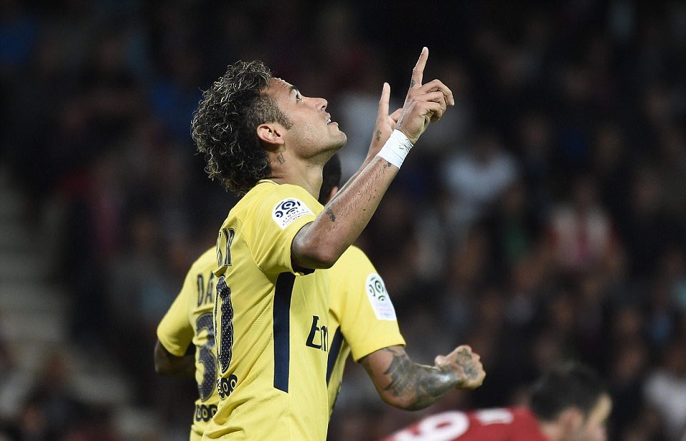 Neymar là trung tâm của mọi đường lên bóng bên phía PSG.