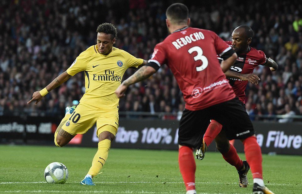 Neymar khiến hàng thủ Guingamp có một ngày hoạt động vất vả.