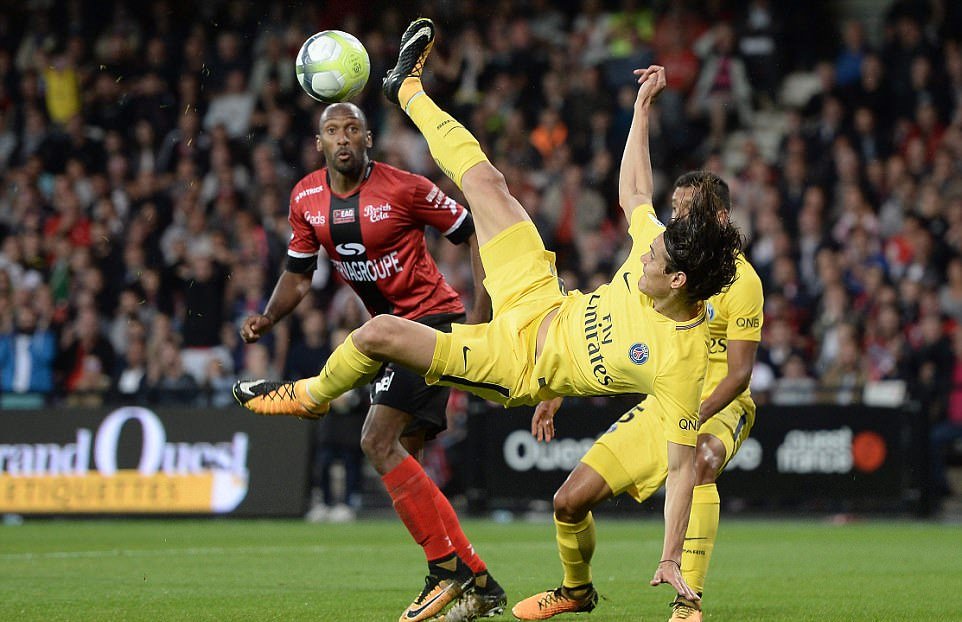 Cavani cũng dễ đá hơn nhiều nhờ Neymar.