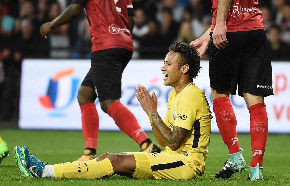 Neymar bị đốn ngã trong vòng cấm nhưng không có Penalty cho PSG.