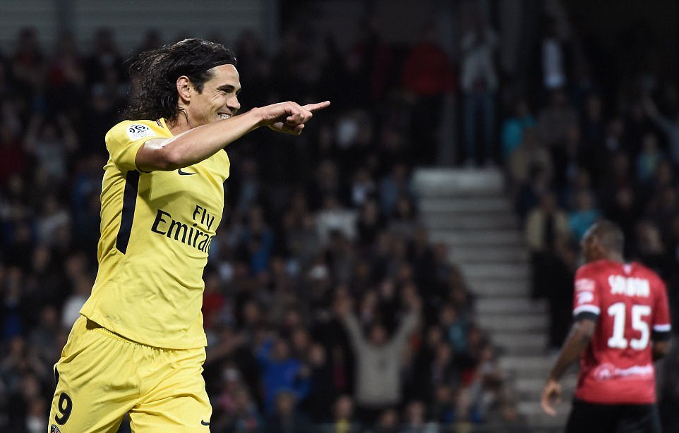 Cavani vui mừng với bàn thắng ở phút 62.