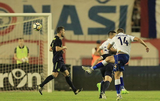 Josip Radosevic sút xa uy lực giúp Hajduk Split có bàn mở tỉ số phút 43.