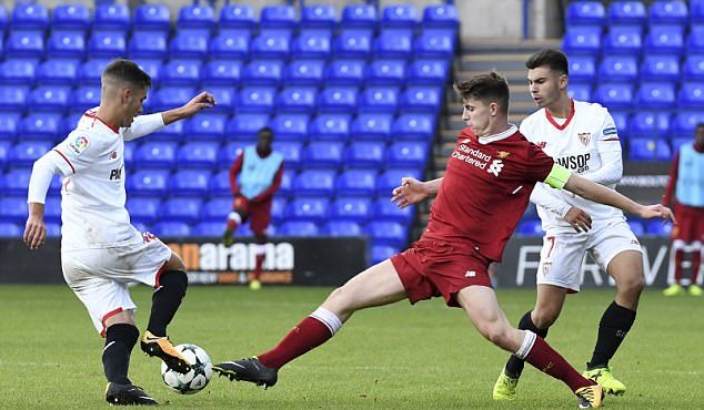 Ben Woodburn - Liverpool: Woodburn năm nay 17 tuổi, là một tài năng rất triển vọng của Liverpool. Anh đang cầu thủ trẻ nhất ghi bàn trong lịch sử của The Kop với bàn thắng trong trận đấu với Ledds United ở Tứ kết League Cup mùa trước. Mùa này, Woodburn tiếp tục gây ấn tượng khi tỏa sáng rực rỡ cùng xứ Wales tại vòng loại World Cup.