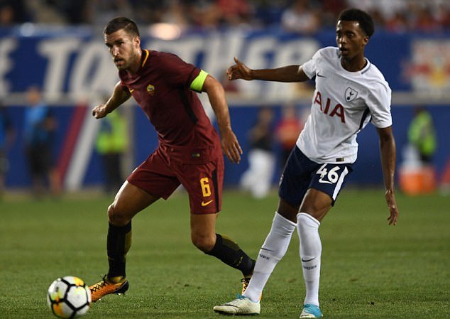 Tashan Oakley-Boothe - Tottenham: Oakley-Boothe mới 17 tuổi nhưng đã góp mặt trong đội U23 Tottenham. Tiền vệ này đã có màn trình diễn ấn tượng trong hành trình đến bán kết FA Youth Cup của đội trẻ Tottenham mùa trước.