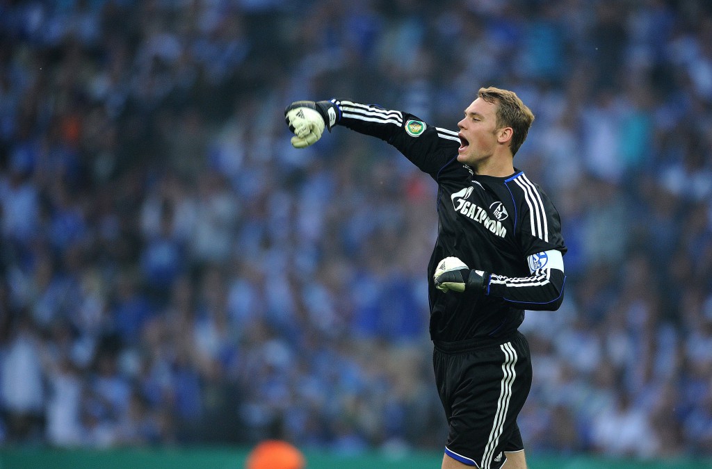 Thủ môn: Manuel Neuer (Bayern): Ai là thủ thành số 1 thế giới? De Gea vẫn còn non trẻ, Buffon thì qua rồi thời kì đỉnh cao. Số 1 thế giới lúc này không ai khác, là Neuer. Tuyển thủ Đức như một gã khổng lồ trước khung gỗ. Không chỉ phản xạ tốt, thi đấu ổn định, Neuer còn có khả năng chơi chân giỏi.