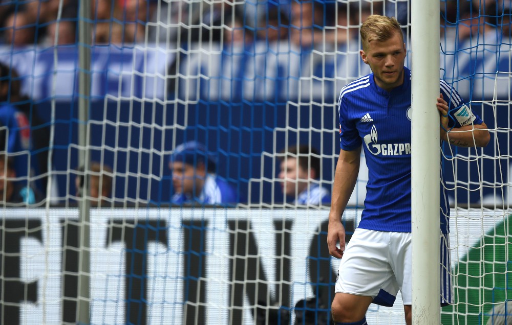 Tiền vệ trung tâm: Johannes Geis (Sevilla mượn từ Schalke): Những pha đá phạt góc là sở trường của Geis và anh luôn gây ấn tượng mỗi khi đội nhà có cơ hội. Mùa vừa qua, dù chơi lùi sâu ở hàng tiền vệ, Geis vẫn biết cách khiến cả Bundesliga trầm trồ về tài năng của mình.