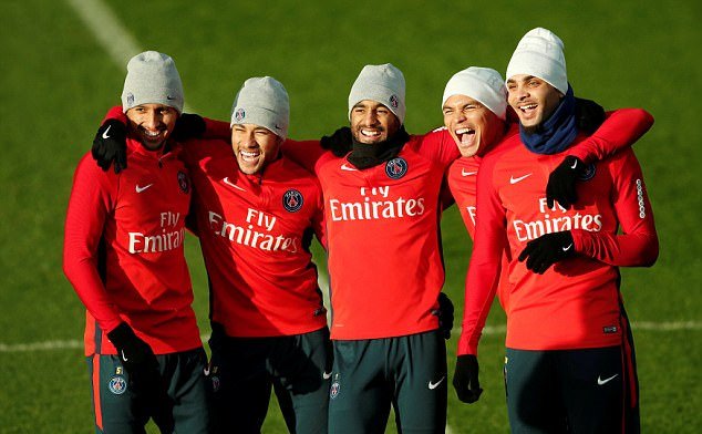 Marquinhos, Neymar, Lucas Moura, Thiago Silva và Layvin Kurzawa cười hết cỡ.