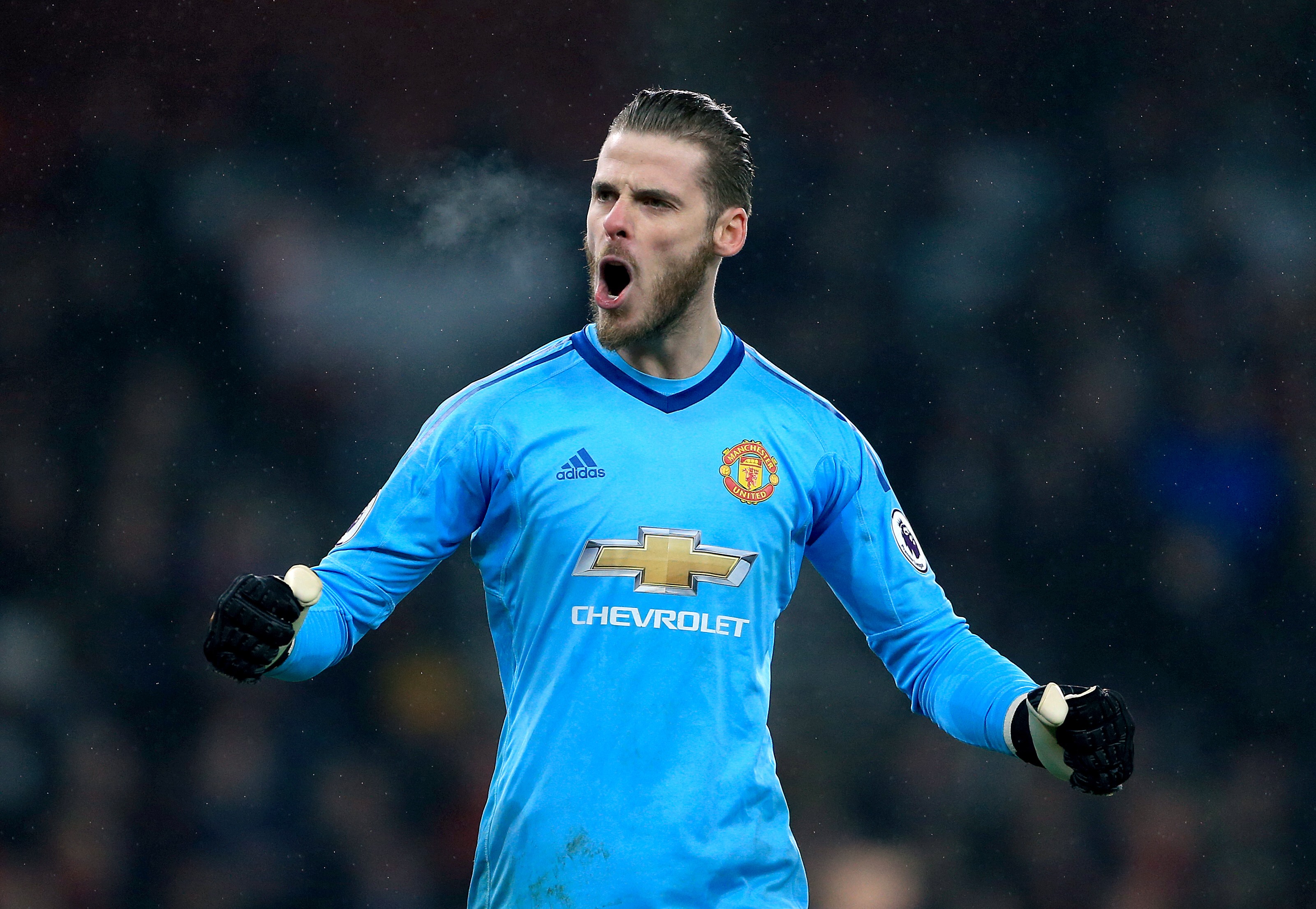 De Gea được Real theo sát.