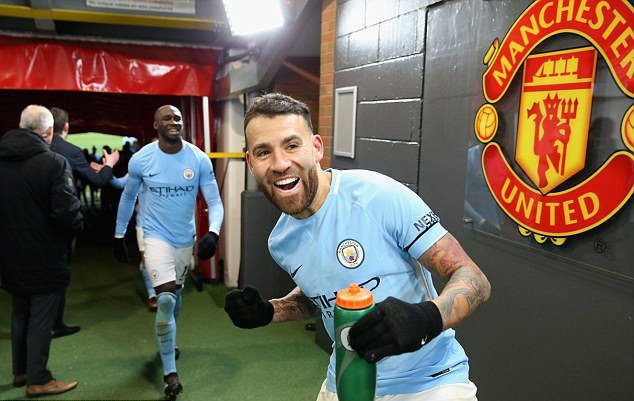 Nicolas Otamendi đầy phấn khích nơi đường hầm sân Old Trafford.